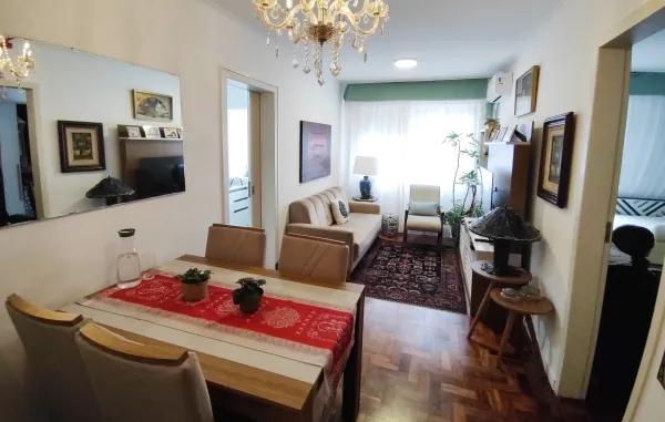 Apartamento Premium do Residencial Menino Deus com sala de estar e mesa de jantar, em Porto Alegre