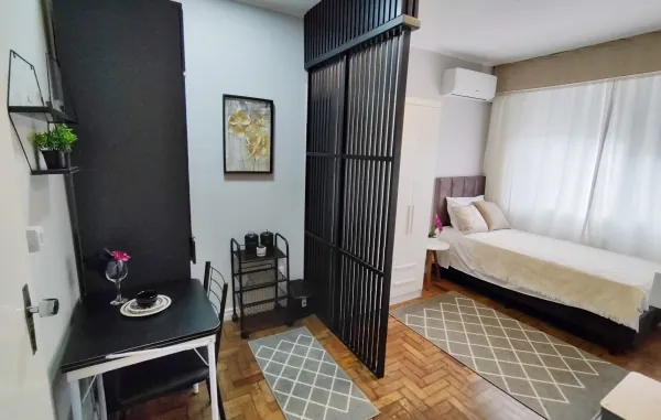 Apartamento Studio do Residencial Menino Deus, com 20 m², quarto e mesa de refeições no mesmo ambiente, em Porto Alegre