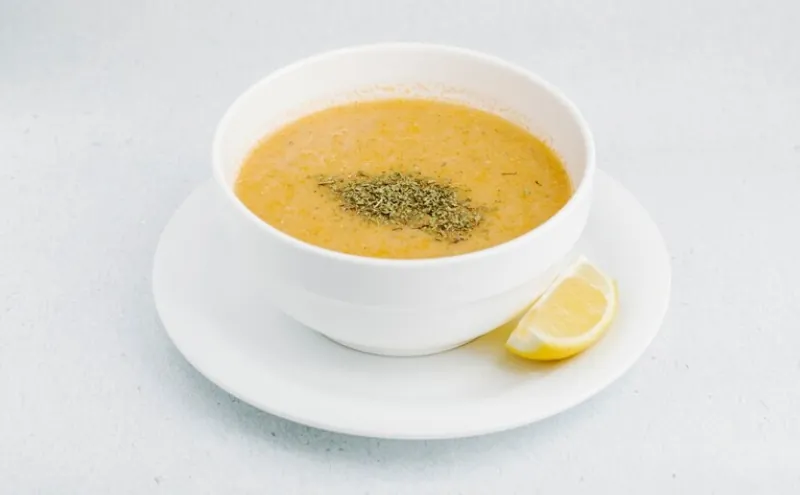 Sopa de legumes servida com limão, parte do cardápio variado do Residencial Menino Deus